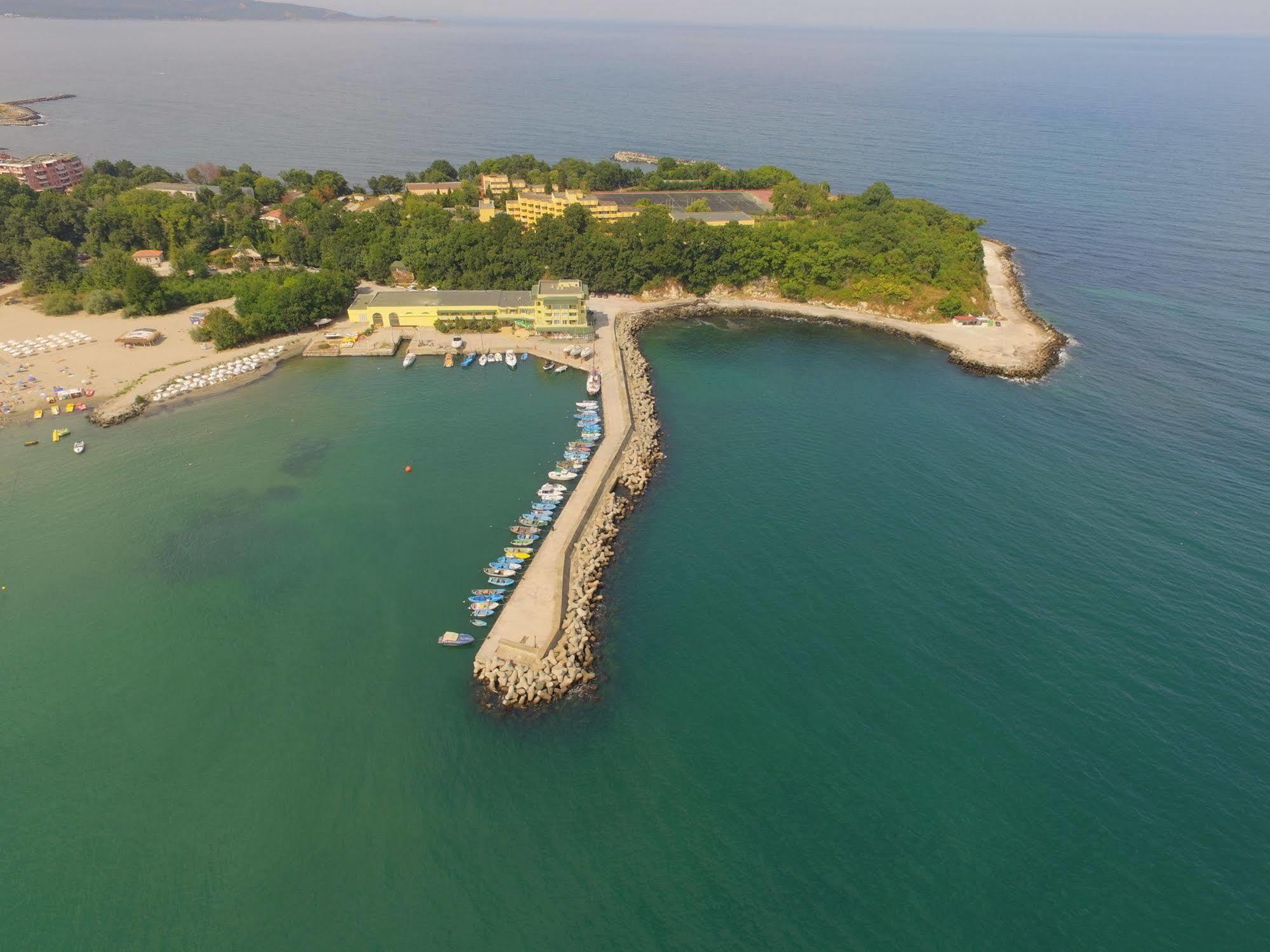 Hotel Marina Kiten  Exterior photo