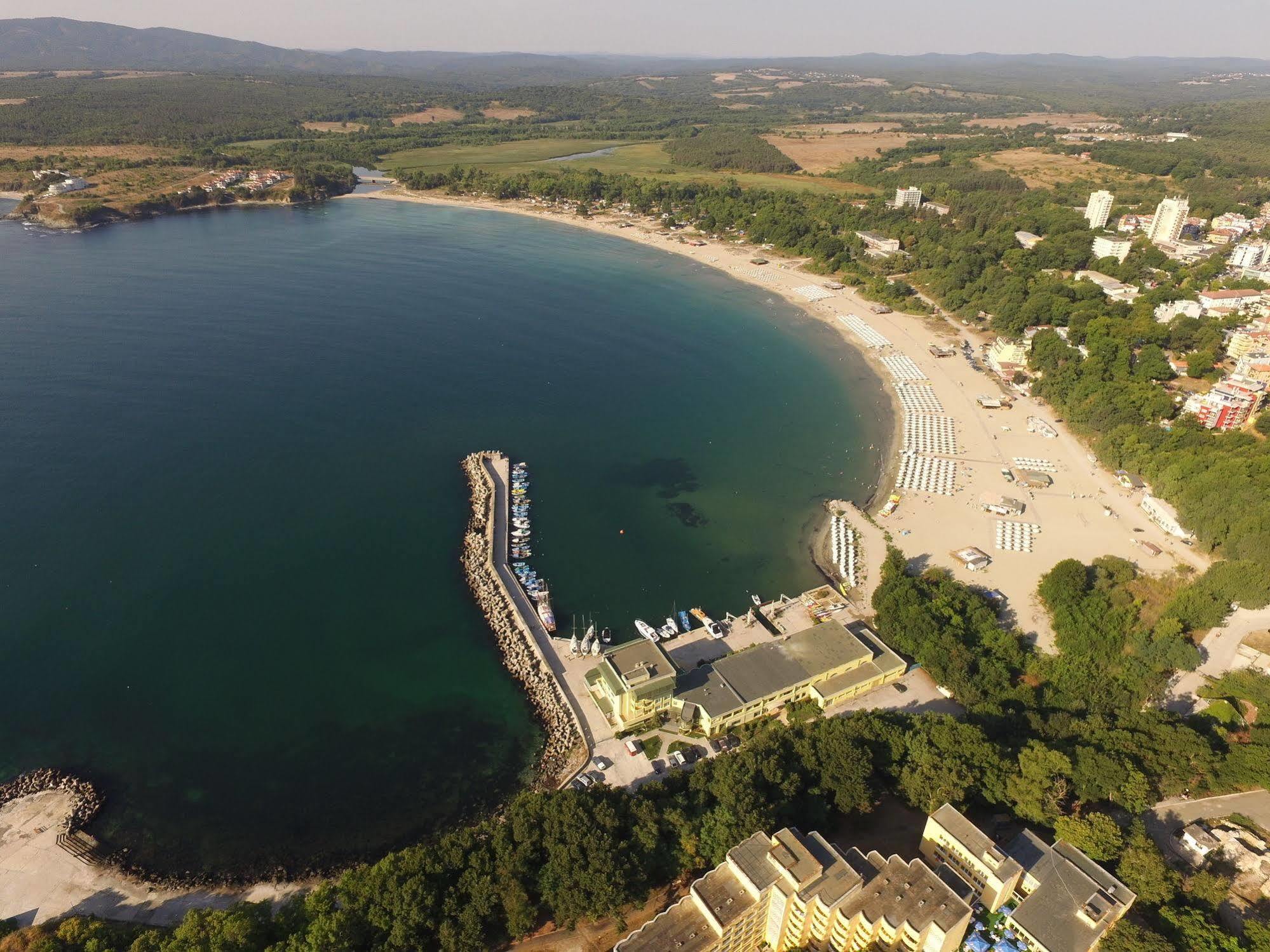 Hotel Marina Kiten  Exterior photo